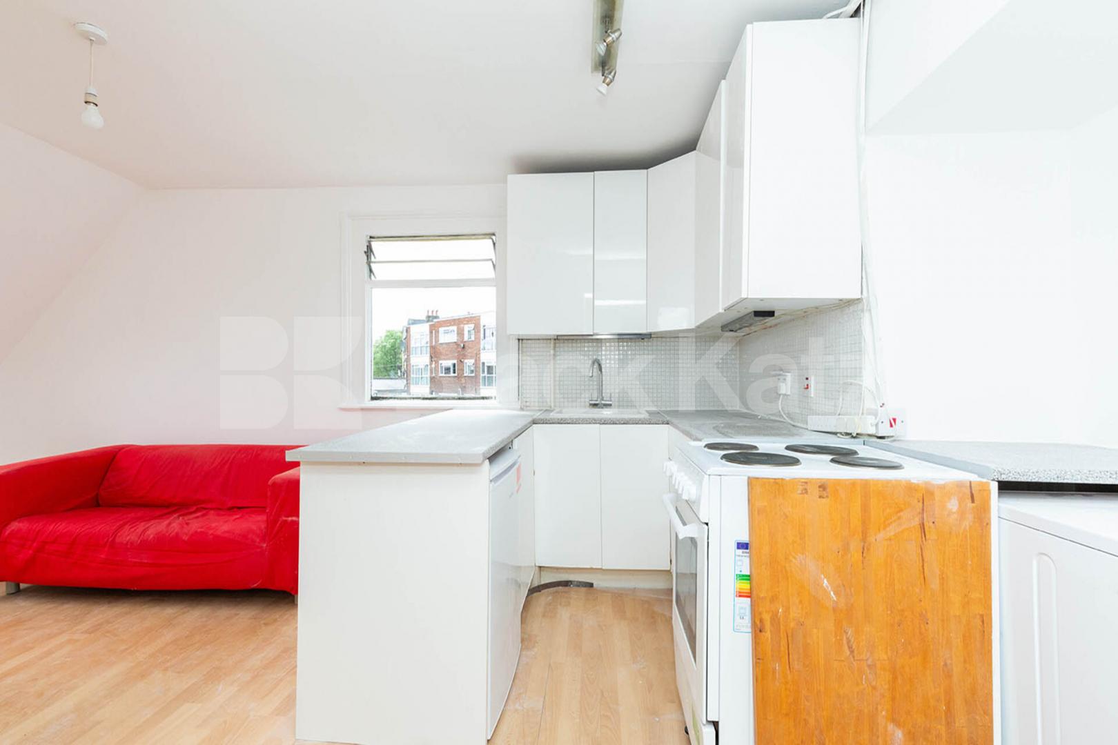 Top floor one double bedroom flat conveniently located close to transport Newnham Road, Wood Green